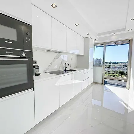Modern - Ac-1br- 4p - Apartment *